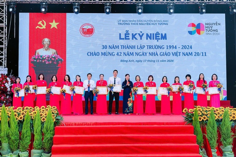 Thầy giáo, cô giáo nhà trường nhận bằng khen có thành tích xuất sắc trong năm học 2023-2024