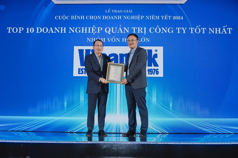 Đại diện Vinamilk (bên trái) đón nhận danh hiệu Top 10 Doanh nghiệp Quản trị công ty tốt nhất (nhóm vốn hóa lớn) năm thứ 10 liên tiếp.