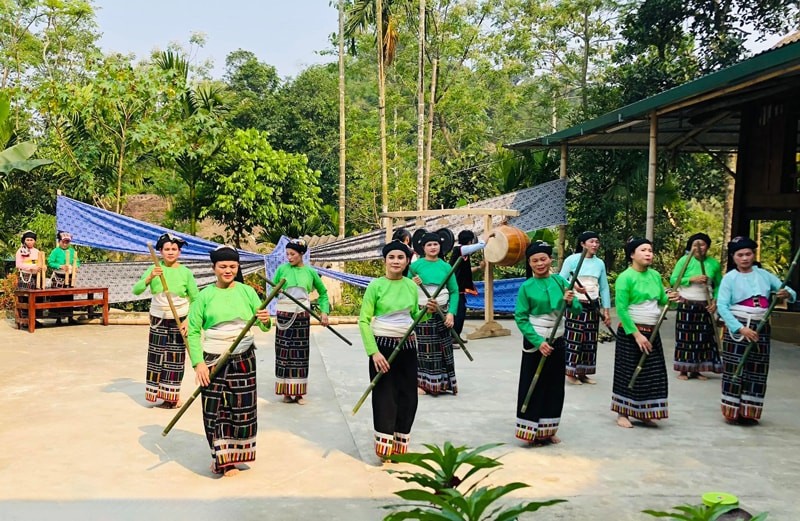 Đồng bào dân tộc Thái ở bản Mạ (huyện Thường Xuân) biểu diễn nghệ thuật phục vụ du khách.