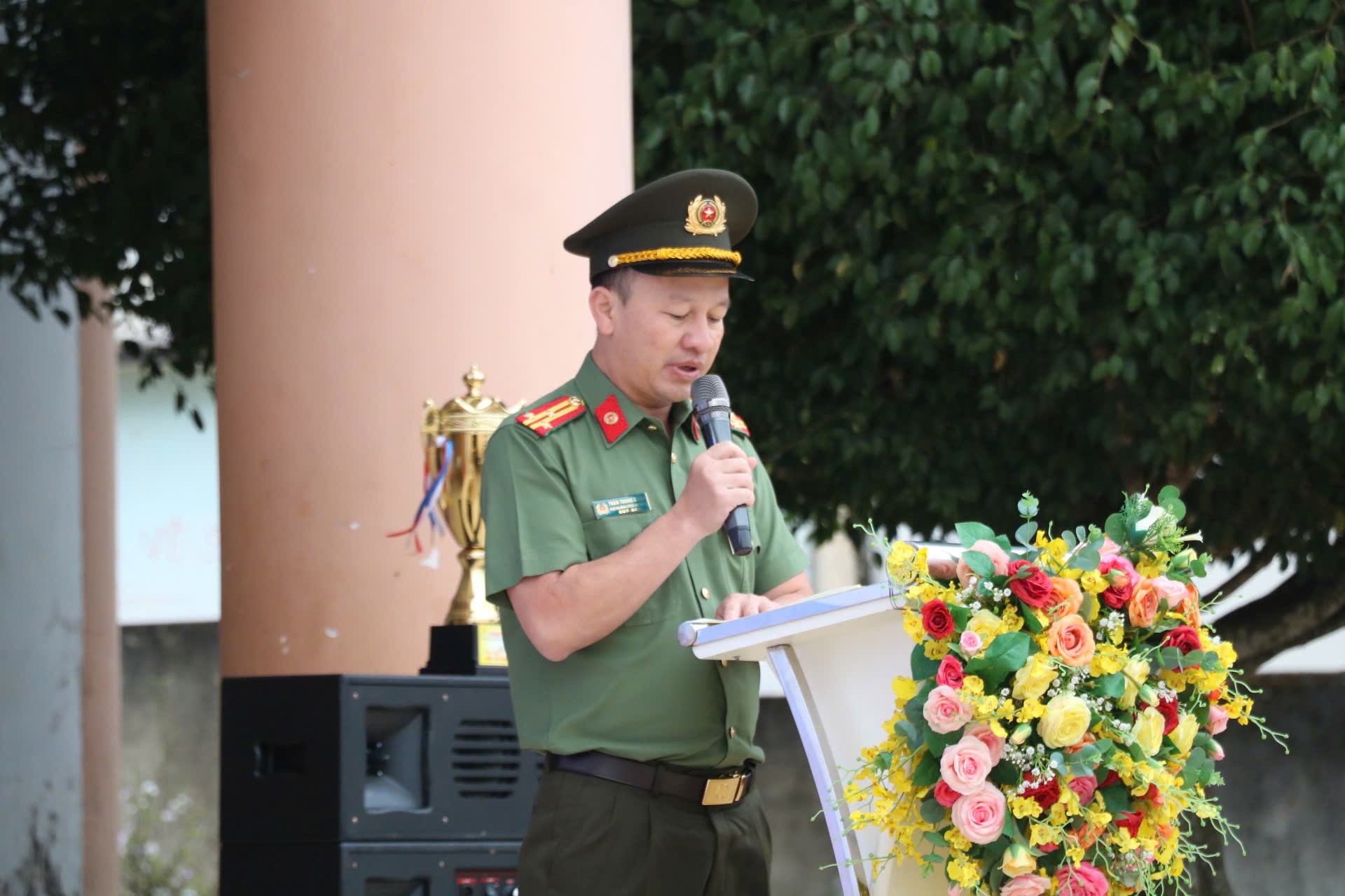 Đồng chí Thượng tá Trần Trung Chính - Phó trưởng Công an thị xã, Trưởng Ban Tổ chức phát biểu Khai mạc giải đấu