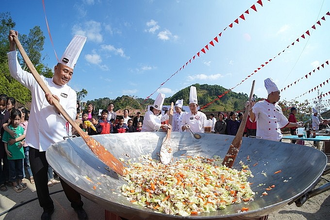 Chin-su mang 'chảo cơm có thịt khổng lồ' tiếp sức thầy trò vùng cao