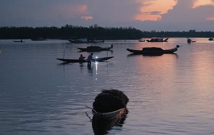 Độc đáo Chợ nổi họp lúc mờ sương, mặt trời lên là... tan