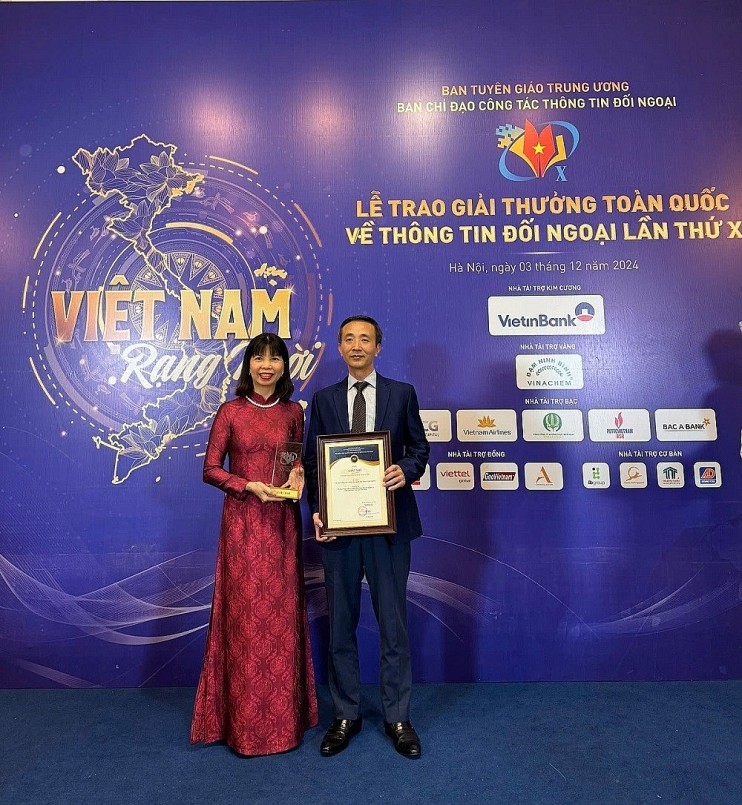 Bà Phạm Thị Kim Hoa – Vụ trưởng Vụ Thông tin Văn hoá, UBNN về NVNONN và Ông Nguyễn Chí Bính – Phó Tổng Giám đốc NXBGDVN với Giải thưởng toàn quốc về thông tin đối ngoại lần thứ X