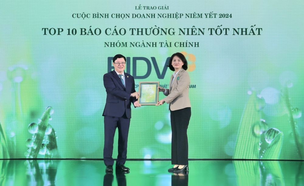 Ông Đoàn Việt Nam, Phó Tổng Giám đốc BIDV đại diện nhận giải thưởng “Top 10 báo cáo thường niên tốt nhất – Nhóm ngành tài chính”