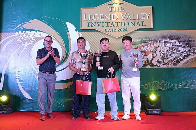 Gôn thủ Park Ji Hoon (thứ 2 từ phải sang) giành chức vô địch Legend Valley Invitational với tổng điểm là 78 gậy