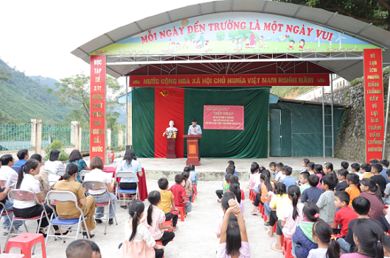 Ông Hà Sỹ Chuẩn – Chánh Văn phòng NXBGDVN phát biểu và tặng sách tại Trường PTDTBT Tiểu học Cốc Pàng