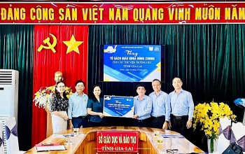 Nhà xuất bản Giáo dục Việt Nam tặng 45 tủ sách dùng chung cho các thư viện trường học ở Gia Lai