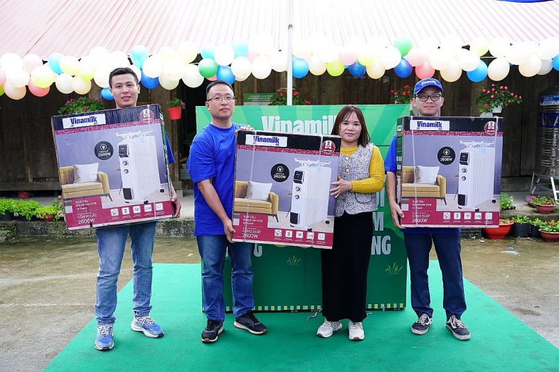  Điểm trường xa nhất cách trung tâm xã hơn 20km, không thể di chuyển bằng xe máy, các cô giáo phải lội bộ gần 5 giờ để đến lớp. Điều kiện rất khó khăn. Trao tặng những chiếc máy sưởi cho nhà trường, ông Hồ Tuấn Nam – Giám đốc Trang trại Vinamilk Tuyên Quang - chia sẻ: “Hy vọng những chiếc áo ấm và máy sưởi này sẽ giúp cô và trò có những giờ học, giờ chơi ấm áp hơn giữa mùa đông. Mong các cô giữ sức khỏe để tiếp tục dạy dỗ, chăm sóc các con”. 