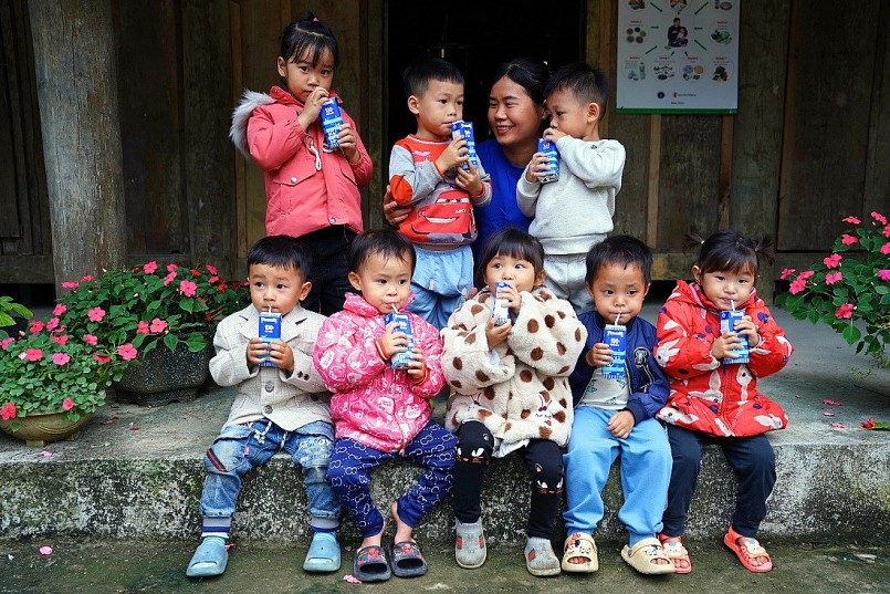 Hiệu trưởng nhà trường, cô Lương Thị Bền cho biết, đến 99% học sinh ở đây là người dân tộc thiểu số, chủ yếu là Mông và Dao. Với mức kinh phí cho các bữa ăn khoảng 16.000 đồng/ngày, các cô phải gói ghém lắm để các cháu được uống sữa một lần mỗi tuần. “Những hộp sữa tươi đến với các con trong những ngày đông thế này thật sự quý giá. Hôm sữa được giao về trường, các con nhìn mà thòm thèm lắm”, cô Bền chia sẻ.