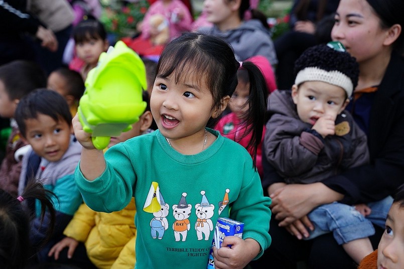  Ánh mắt sáng bừng cùng nụ cười trong veo của các cô bé, cậu bé mầm non khi được nhận những món quà đáng yêu từ Vinamilk. 