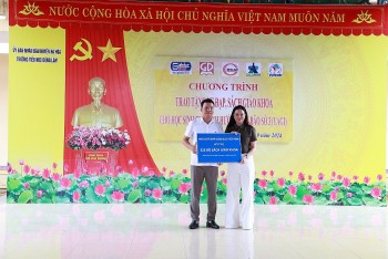 Nhà xuất bản Giáo dục Việt Nam tặng sách giáo khoa cho học sinh huyện Hạ Hoà