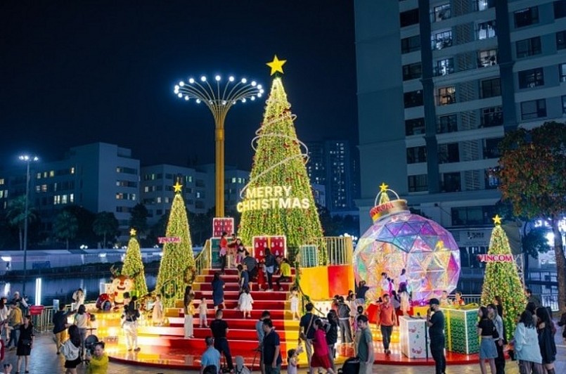 Ngay từ đầu tháng 12, Times City đã khoác lên mình một diện mạo lộng lẫy với cây thông khổng lồ, dàn tuần lộc kéo xe, và ông già Noel rực rỡ trong ánh đèn, tạo nên khung cảnh ấn tượng giữa tiết trời se lạnh.