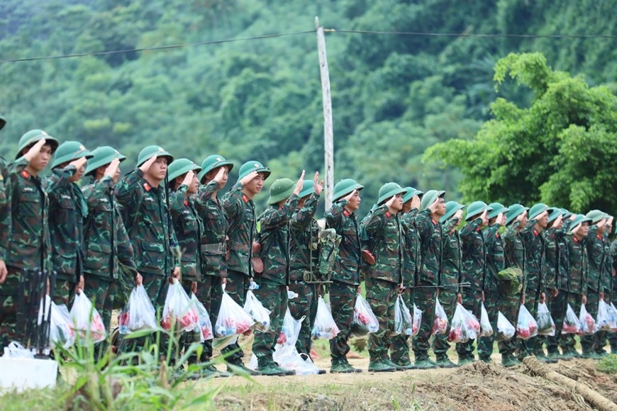 Cán bộ, chiến sĩ Trung đoàn 98 nghiêm trang chào tạm biệt người dân và mảnh đất Làng Nủ. Ảnh: KIÊN CHƯƠNG