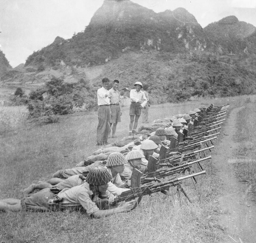 Cách mạng Tháng Tám 1945 thành công, Việt Nam giải phóng quân được đổi tên thành Vệ quốc đoàn, rồi Quân đội quốc gia Việt Nam (1946), từ năm 1950 được gọi là Quân đội nhân dân Việt Nam. Trong ảnh: Các đơn vị bộ đội tham gia Chiến dịch biên giới tổ chức sinh hoạt chính trị, luyện tập quân sự và tích cực chuẩn bị cho chiến dịch, nêu cao quyết tâm tiêu diệt địch (1950). (Ảnh: TTXVN)