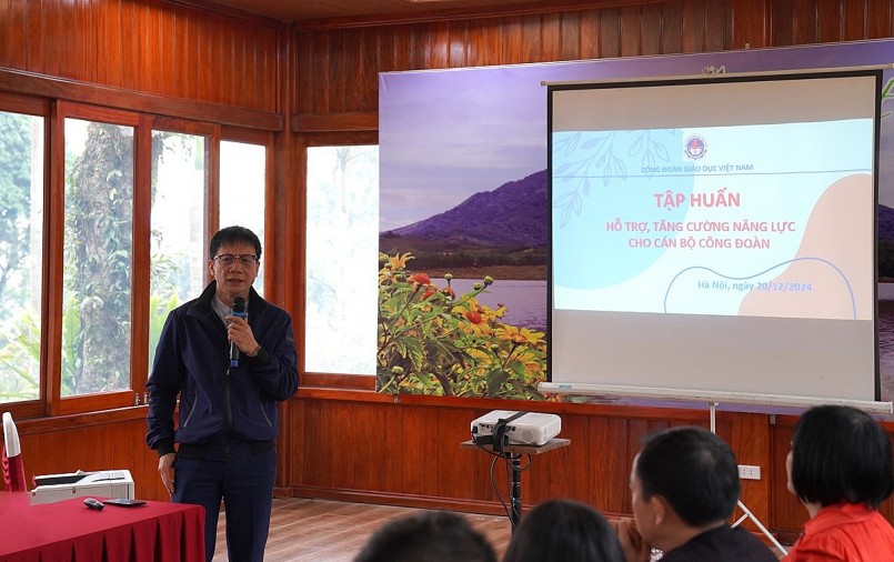 Đồng chí Nguyễn Ngọc Ân, Ủy viên Đoàn Chủ tịch Tổng liên đoàn Việt Nam, Chủ tịch Công đoàn Giáo dục Việt Nam tập huấn tại Hội nghị