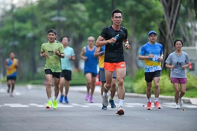 Anh dành 4-5 ngày trong tuần để tập luyện các môn thể thao cường độ cao như gym, chạy bộ, cầu lông,..