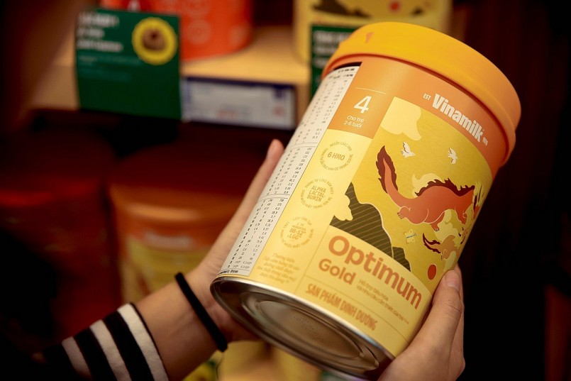 Sữa Optimum Gold được bổ sung 6 HMO giúp nuôi dưỡng hệ vi sinh đường ruột khỏe mạnh, ngăn cản tác nhân gây bệnh bám dính lên thành ruột và hỗ trợ tăng cường sức khỏe hệ miễn dịch.