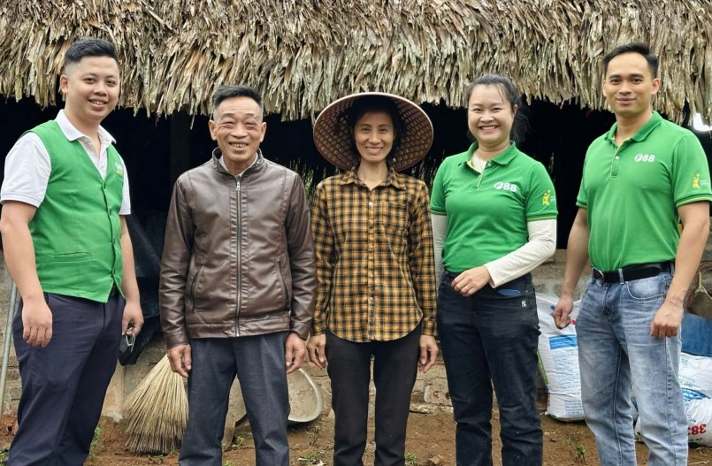 Nụ cười giản dị của người phụ nữ “gánh cả bầu trời”