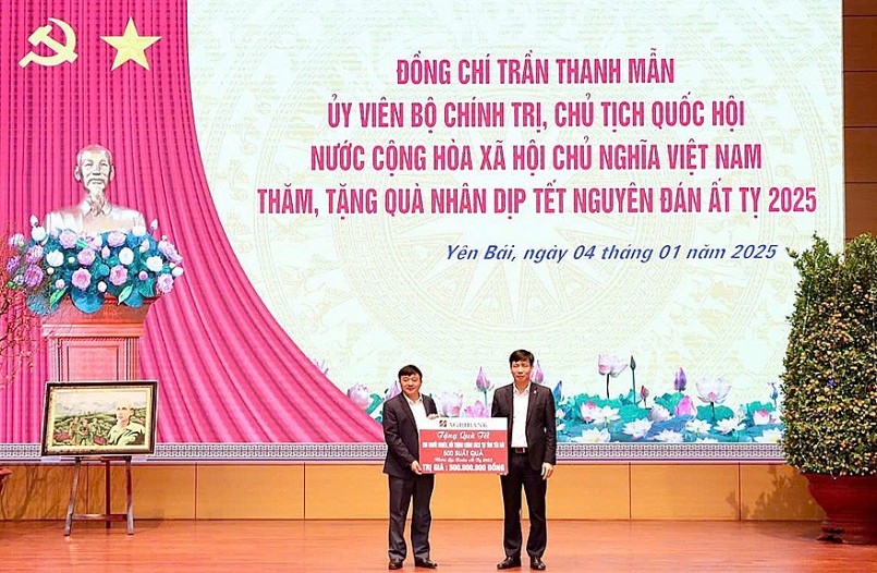 Lãnh đạo Agribank Trà Vinh trao biển tượng trưng 500 suất quà Tết trị giá 500 triệu đồng tặng tỉnh Trà Vinh