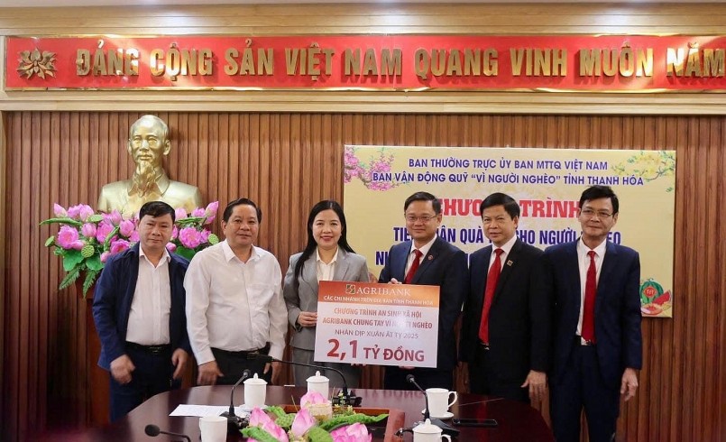 Các chi nhánh Agribank trên địa bàn tỉnh Thanh Hóa thông qua Ủy ban Mặt trận Tổ quốc tỉnh đã trao tặng các hộ nghèo, gia đình chính sách tại địa phương với tổng số tiền 2,1 tỷ đồng.