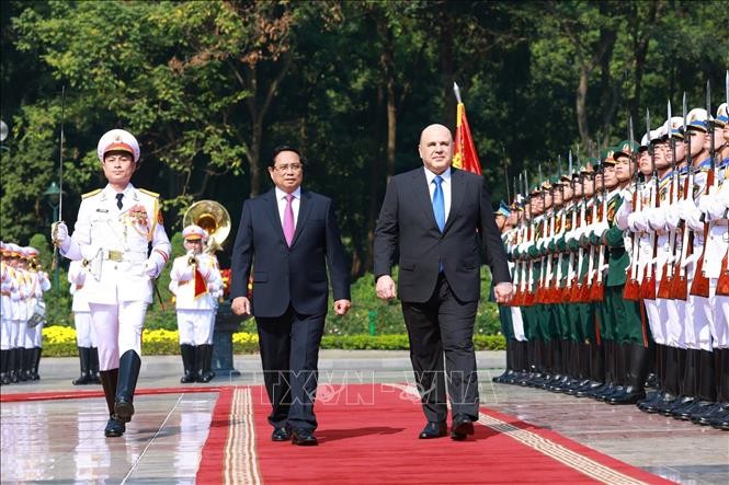 Thủ tướng Phạm Minh Chính và Thủ tướng Liên bang Nga Mikhail Vladimirovich Mishustin duyệt Đội danh dự Quân đội nhân dân Việt Nam. Ảnh: Dương Giang/TTXVN