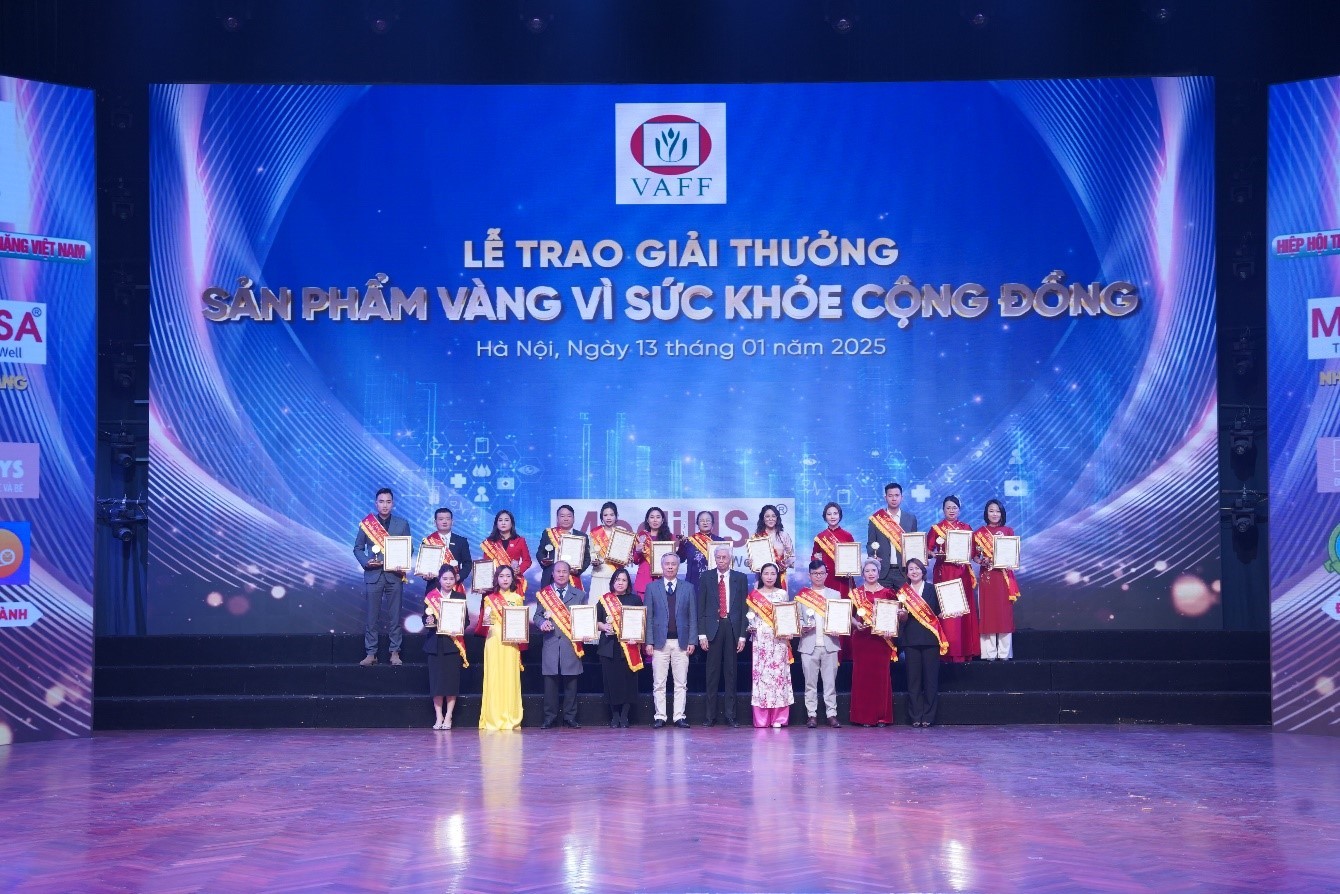 TS. Nguyễn Hùng Long - Phó Cục trưởng Cục An toàn thực phẩm và GS.TS Lê Văn Truyền - Nguyên thứ trưởng Bộ Y tế chụp ảnh lưu niệm với các doanh nghiệp đạt giải.