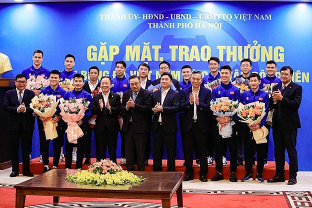 Ảnh 2: Thành phố Hà Nội trao thưởng cho đội tuyển Việt Nam và các cầu thủ Hà Nội