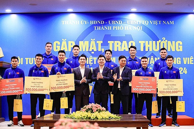 Ảnh 3: Tập đoàn T&T Group và Ngân hàng SHB trao thưởng cho các cầu thủ CLB Hà Nội và CLB Công an Hà Nội.