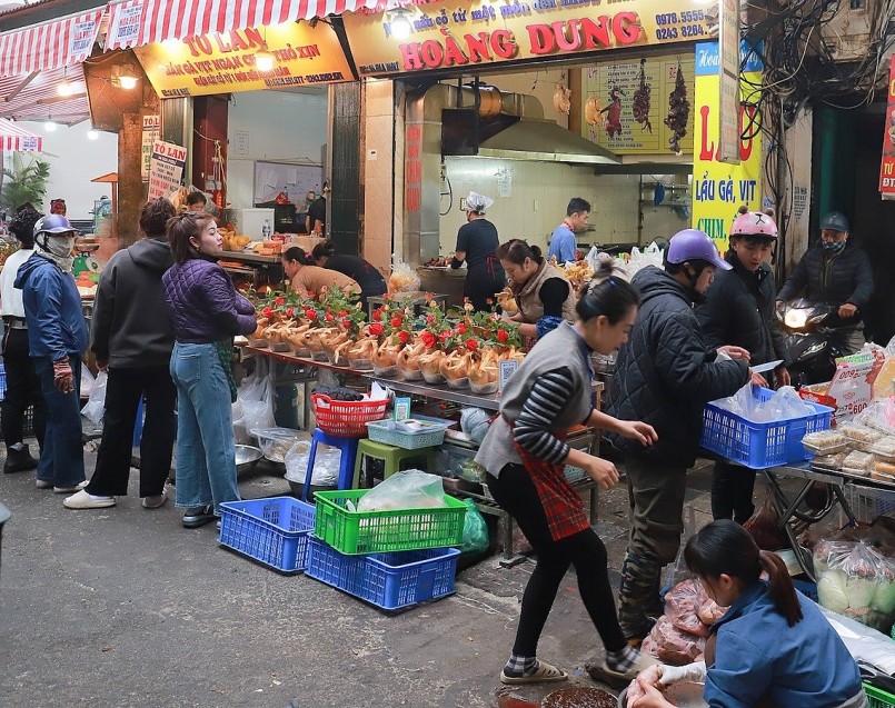 Người dân Hà Nội chen chân đi "chợ nhà giàu" mua đồ cúng ông Công ông Táo