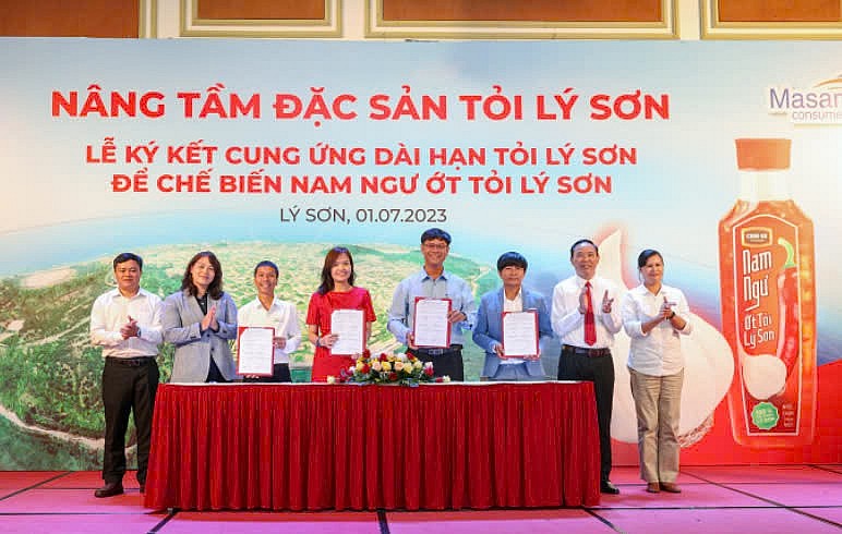 Đại diện Công ty CP Hàng tiêu dùng Masan và huyện Đảo Lý Sơn ký kết cung ứng dài hạn tỏi Lý Sơn