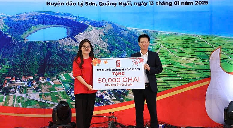 Nhãn hàng Nam Ngư gửi tặng hơn 80.000 chai Nam Ngư Ớt Tỏi Lý Sơn chung vui đón Tết với bà con huyện đảo.