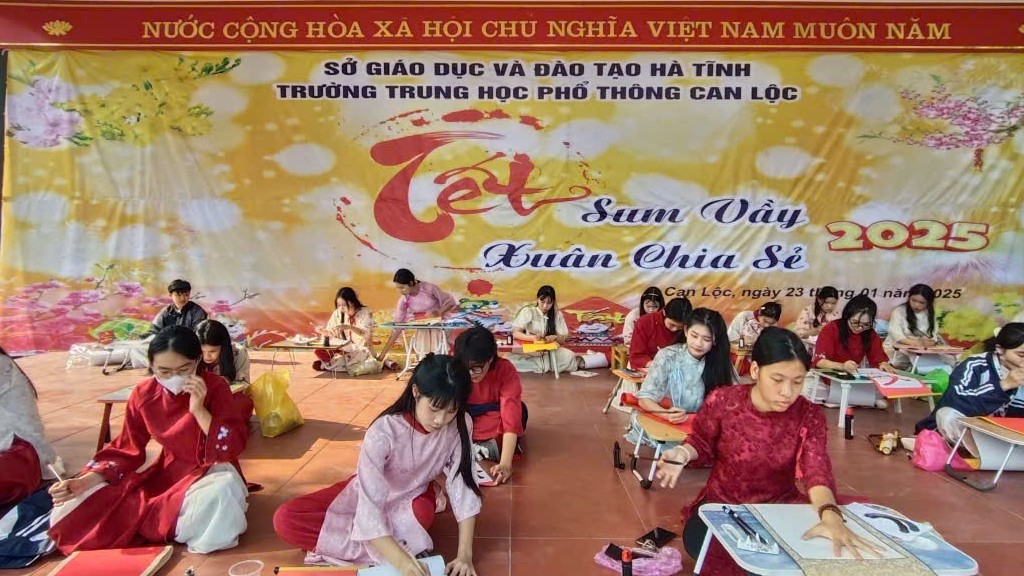 Rộn ràng chương trình “Tết sum vầy - Xuân chia sẻ” của cán bộ giáo viên và học sinh Trường THPT Can Lộc