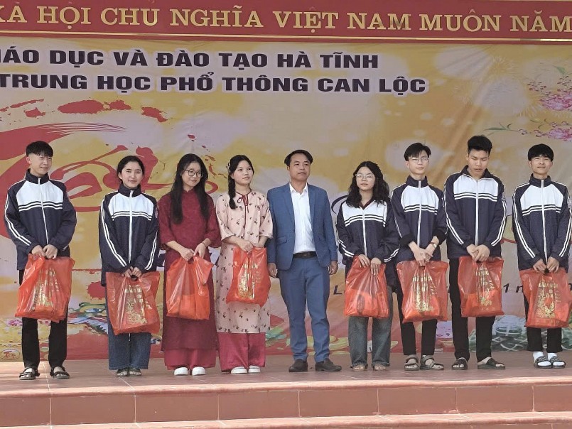 Rộn ràng chương trình “Tết sum vầy - Xuân chia sẻ” của cán bộ giáo viên và học sinh Trường THPT Can Lộc