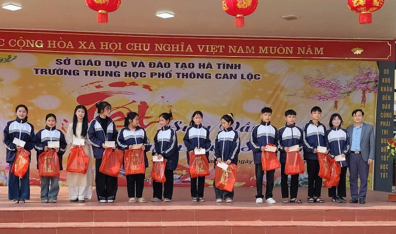 Rộn ràng chương trình “Tết sum vầy - Xuân chia sẻ” của cán bộ giáo viên và học sinh Trường THPT Can Lộc