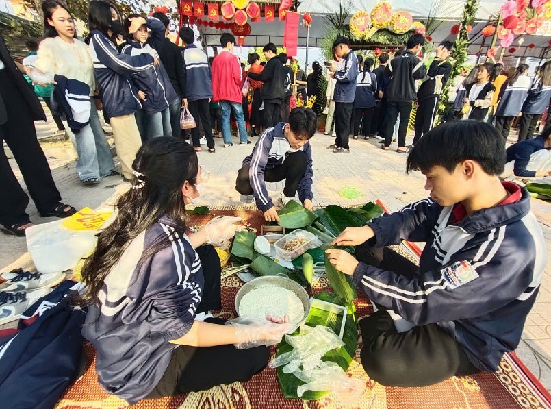 Rộn ràng chương trình “Tết sum vầy - Xuân chia sẻ” của cán bộ giáo viên và học sinh Trường THPT Can Lộc