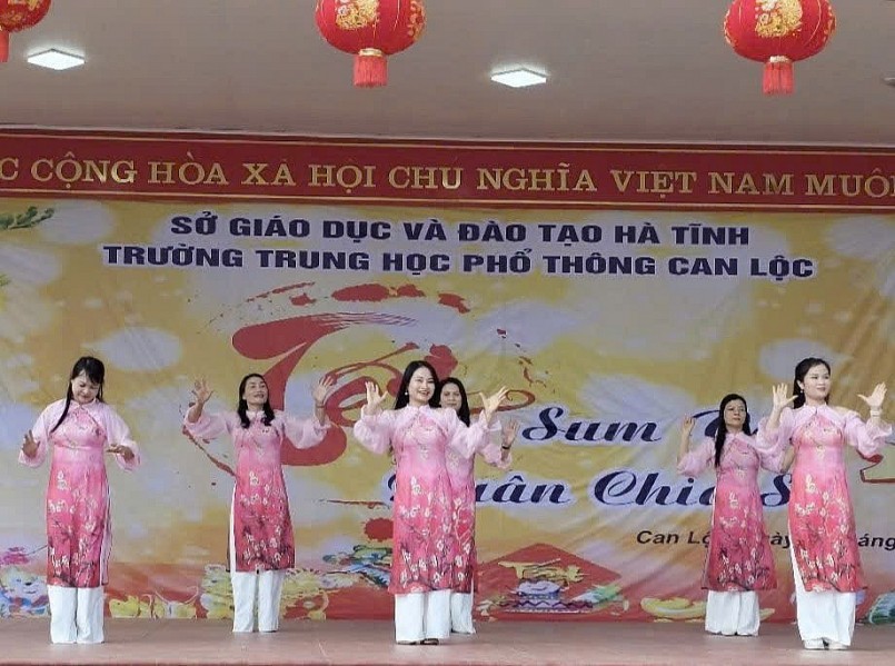 Rộn ràng chương trình “Tết sum vầy - Xuân chia sẻ” của cán bộ giáo viên và học sinh Trường THPT Can Lộc