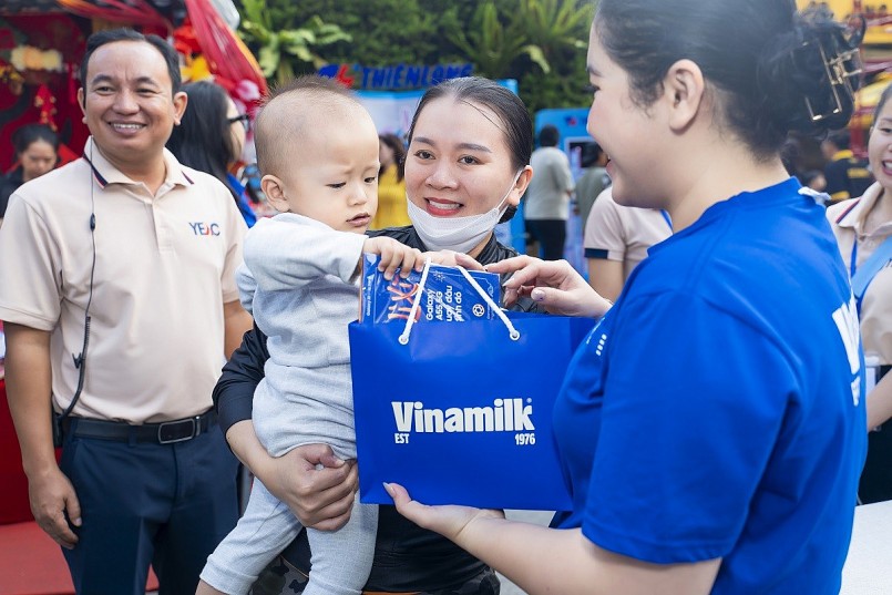 Theo đó, Vinamilk hỗ trợ với tổng giá trị tương đương hơn 400 triệu đồng, góp phần trao tặng 1.700 vé xe và 13.500 sản phẩm dinh dưỡng đến những công nhân có hoàn cảnh khó khăn, nhiều năm chưa được về quê đón Tết. Cùng với đó là hàng nghìn voucher “lì xì” đầu năm từ Vinamilk dành tặng cho 500 công nhân ở lại TP.HCM trong dịp này./.