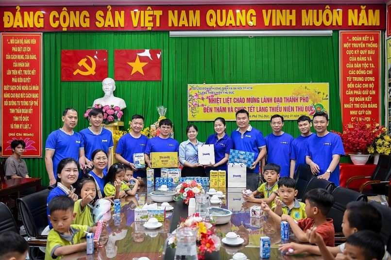 Ngày 21/1/2025, đoàn nhân viên Vinamilk đã đến thăm những em nhỏ kém may mắn tại Làng thiếu niên Thủ Đức và Trung tâm Bảo trợ Trẻ em Tam Bình (TP.HCM). Đây đang là “mái nhà” của hơn 530 trẻ có hoàn cảnh đặc biệt, trong đó có nhiều em được tiếp nhận từ Mái ấm Hoa Hồng.