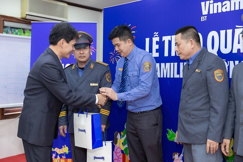  Cũng trong dịp này, Vinamilk dành tặng 1.000 món quà sức khỏe đến với những hành khách đi trên chuyến tàu đặc biệt trong đêm giao thừa. Mỗi phần quà bao gồm nhiều sản phẩm dinh dưỡng như sữa tươi Vinamilk 100%, sữa hạt Vinamilk 9 loại hạt và sữa cho người lớn Sure Prevent Gold, để mỗi hành khách có thể mang theo khi về nhà đón Tết.