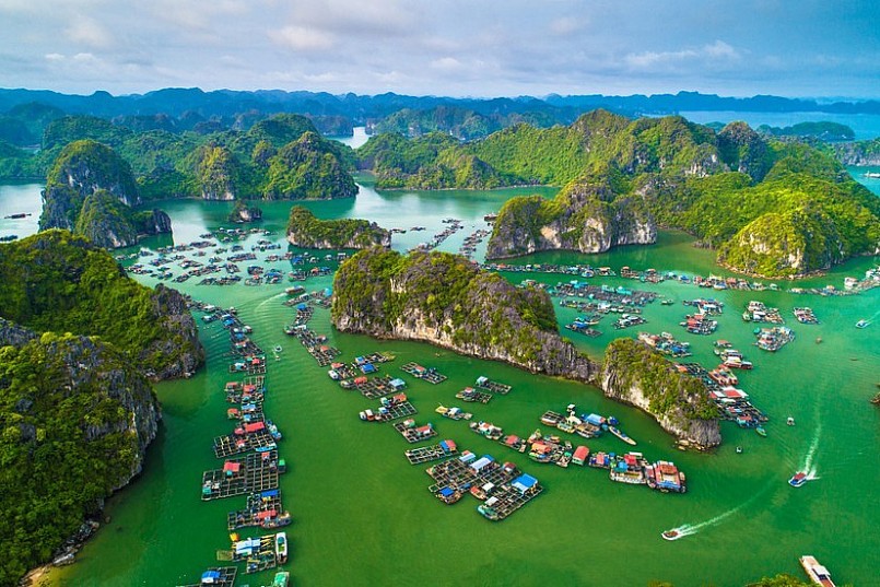 Kỳ họp lần thứ 45 của Ủy ban Di sản Thế giới UNESCO đã công nhận quần thể Vịnh Hạ Long - Quần đảo Cát Bà là Di sản Thiên nhiên Thế giới.