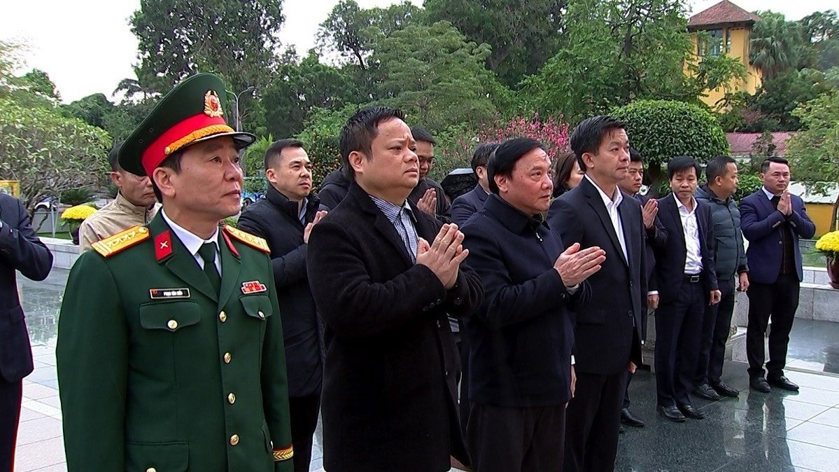 Phó Chủ tịch Quốc hội Nguyễn Khắc Định dâng hương tại Đài tưởng niệm các anh hùng, liệt sĩ Bắc Sơn