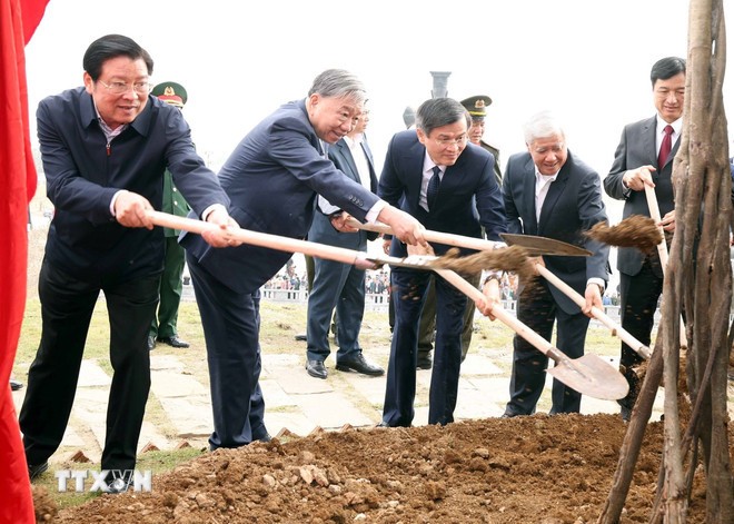 Tổng Bí thư Tô Lâm và đoàn công tác Trung ương dự Lễ phát động “Tết trồng cây đời đời nhớ ơn Bác Hồ” Xuân Ất Tỵ 2025. (Ảnh: Thống Nhất/TTXVN)