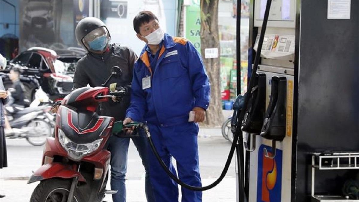 Giá xăng dầu đồng loạt đi xuống, dầu diesel giảm gần 1.000 đồng