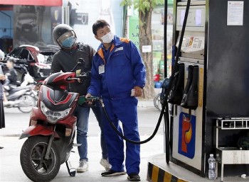 Giá xăng dầu đồng loạt đi xuống, dầu diesel giảm gần 1.000 đồng