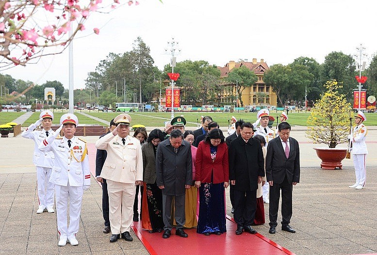 Đoàn đại biểu Thành ủy, HĐND, UBND, Ủy ban MTTQ Việt Nam thành phố Hà Nội thành kính tưởng niệm Chủ tịch Hồ Chí Minh - Ảnh: VGP/Nhật Bắc