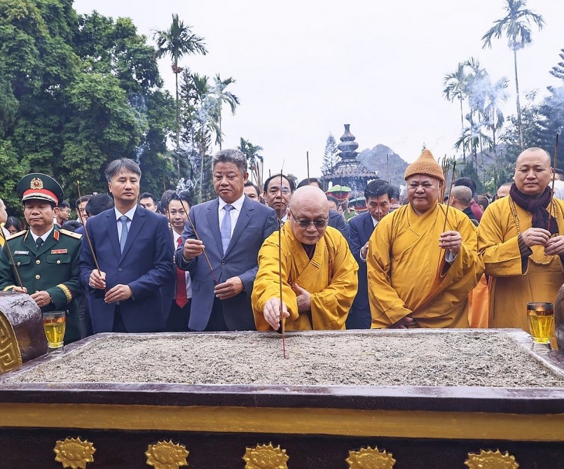 Khai hội chùa Hương Xuân Ất Tỵ 2025: Không khí vắng vẻ bất ngờ, người dân thong thả lễ chùa