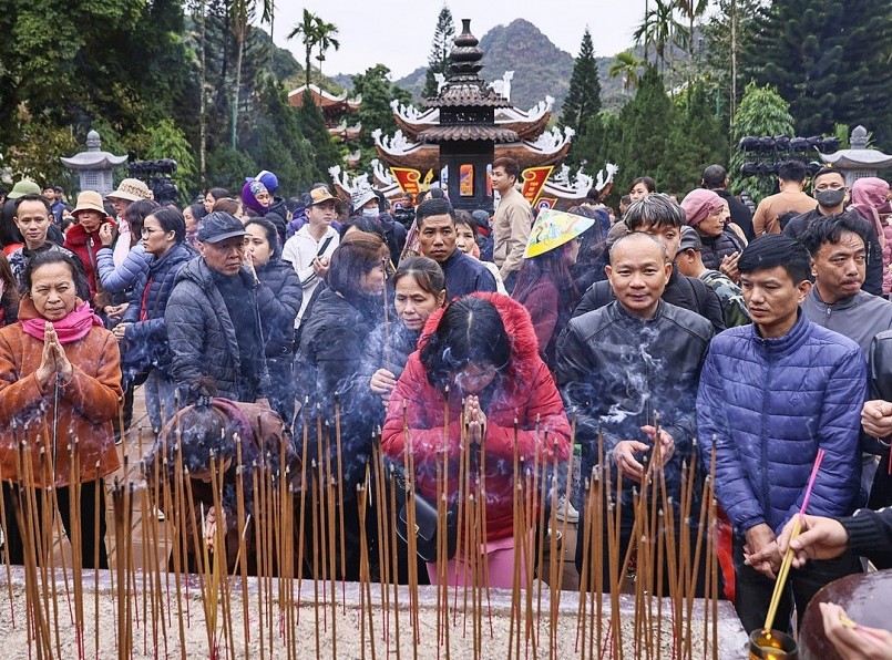 Khai hội chùa Hương Xuân Ất Tỵ 2025: Không khí vắng vẻ bất ngờ, người dân thong thả lễ chùa