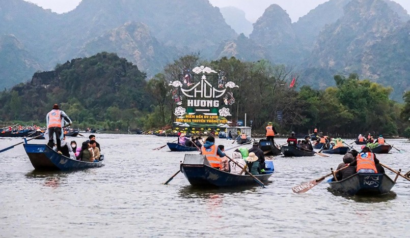 Khai hội chùa Hương Xuân Ất Tỵ 2025: Không khí vắng vẻ bất ngờ, người dân thong thả lễ chùa