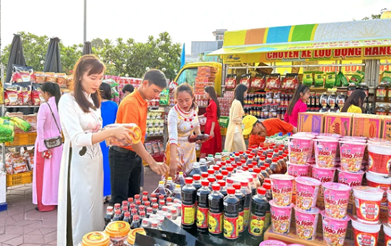 Người dân huyện biên giới Tịnh Biên, An Giang hào hứng mua hàng Việt tại chuyến xe đưa hàng Việt về nông thôn. (Ảnh: TTXVN phát)