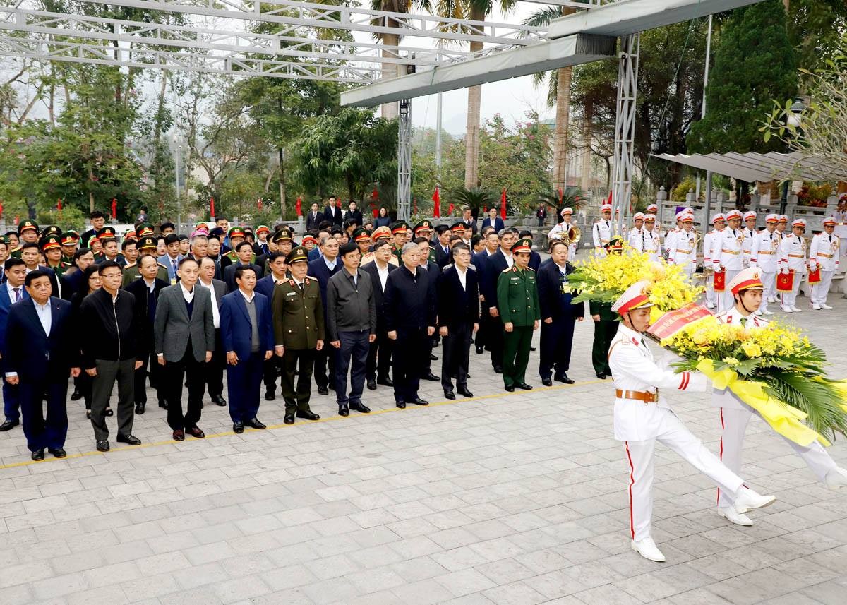 Tổng Bí thư Tô Lâm và đoàn công tác dâng hoa tại Nghĩa trang liệt sĩ quốc gia Vị Xuyên.